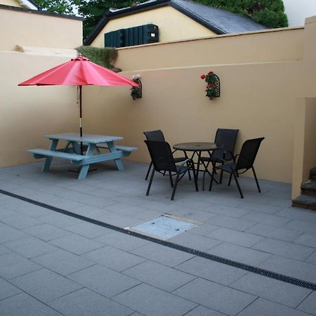 Luxury Townhouse -Free Private Parking- 2 Bedrooms Both En-Suite -Sleeps 5 - Fully Equipped Kitchen, Dining Room- Living Room With Tv Dvd Outside Courtyard With Seating - Fast Wi-Fi- 2-Minute Walk To Town Centre Killarney Eksteriør billede