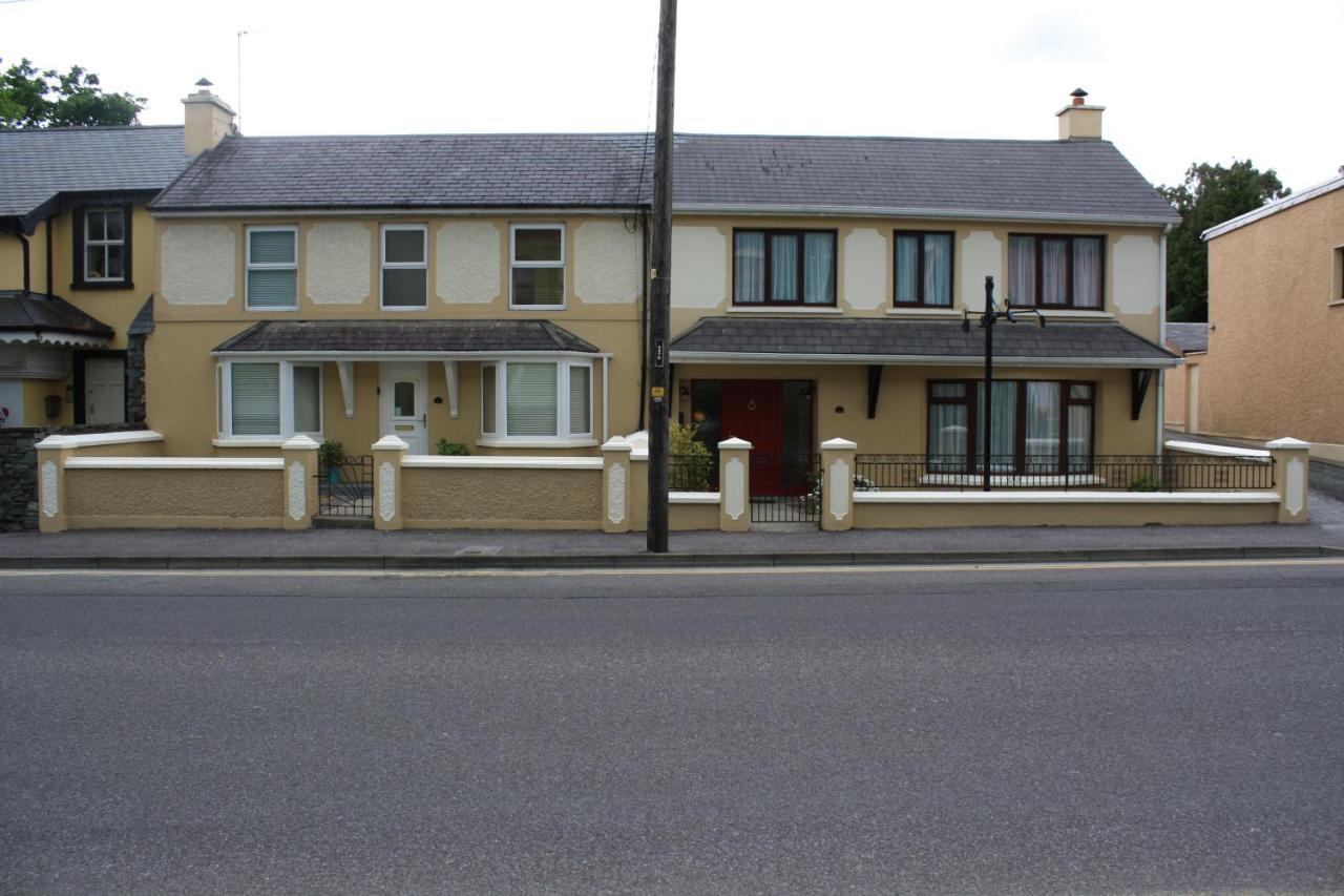 Luxury Townhouse -Free Private Parking- 2 Bedrooms Both En-Suite -Sleeps 5 - Fully Equipped Kitchen, Dining Room- Living Room With Tv Dvd Outside Courtyard With Seating - Fast Wi-Fi- 2-Minute Walk To Town Centre Killarney Eksteriør billede