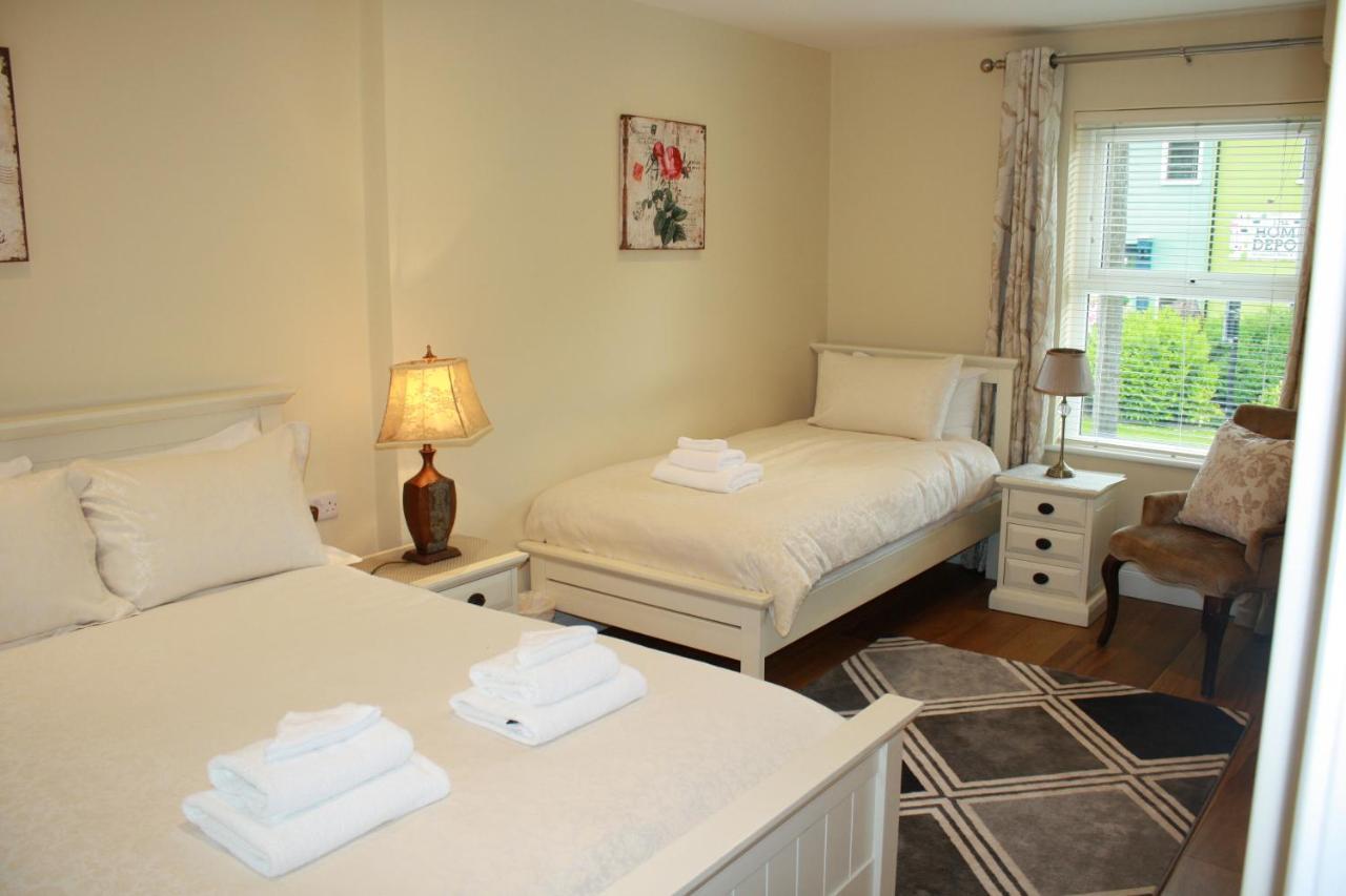 Luxury Townhouse -Free Private Parking- 2 Bedrooms Both En-Suite -Sleeps 5 - Fully Equipped Kitchen, Dining Room- Living Room With Tv Dvd Outside Courtyard With Seating - Fast Wi-Fi- 2-Minute Walk To Town Centre Killarney Eksteriør billede