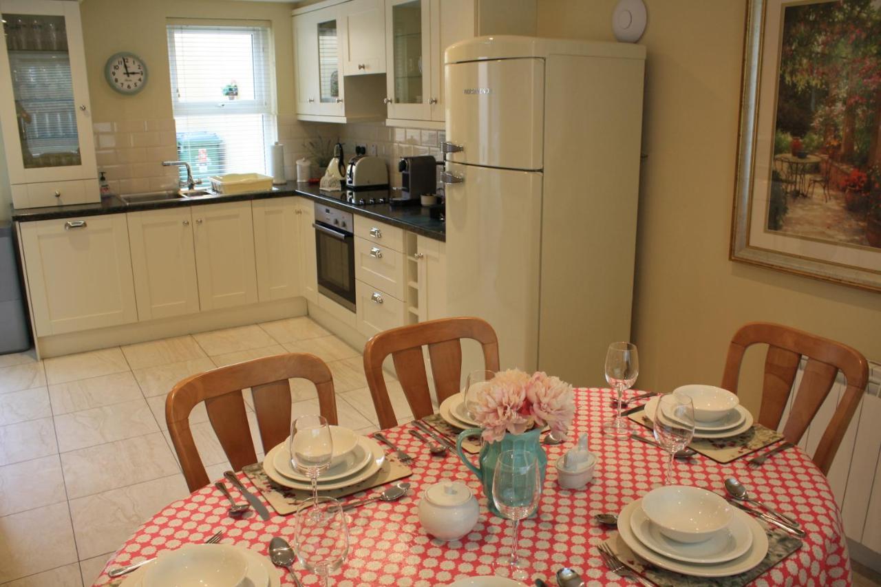 Luxury Townhouse -Free Private Parking- 2 Bedrooms Both En-Suite -Sleeps 5 - Fully Equipped Kitchen, Dining Room- Living Room With Tv Dvd Outside Courtyard With Seating - Fast Wi-Fi- 2-Minute Walk To Town Centre Killarney Eksteriør billede