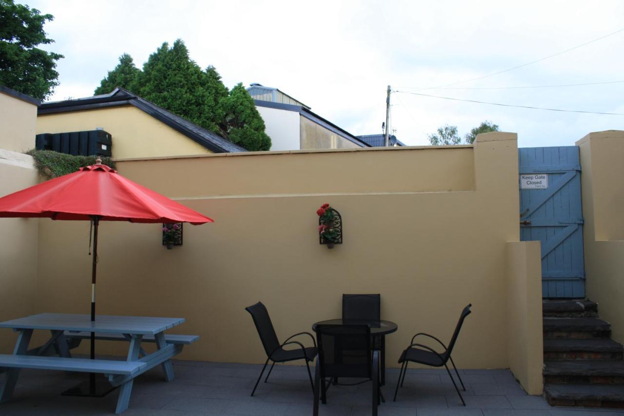 Luxury Townhouse -Free Private Parking- 2 Bedrooms Both En-Suite -Sleeps 5 - Fully Equipped Kitchen, Dining Room- Living Room With Tv Dvd Outside Courtyard With Seating - Fast Wi-Fi- 2-Minute Walk To Town Centre Killarney Eksteriør billede