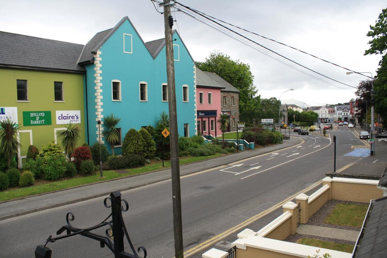 Luxury Townhouse -Free Private Parking- 2 Bedrooms Both En-Suite -Sleeps 5 - Fully Equipped Kitchen, Dining Room- Living Room With Tv Dvd Outside Courtyard With Seating - Fast Wi-Fi- 2-Minute Walk To Town Centre Killarney Eksteriør billede