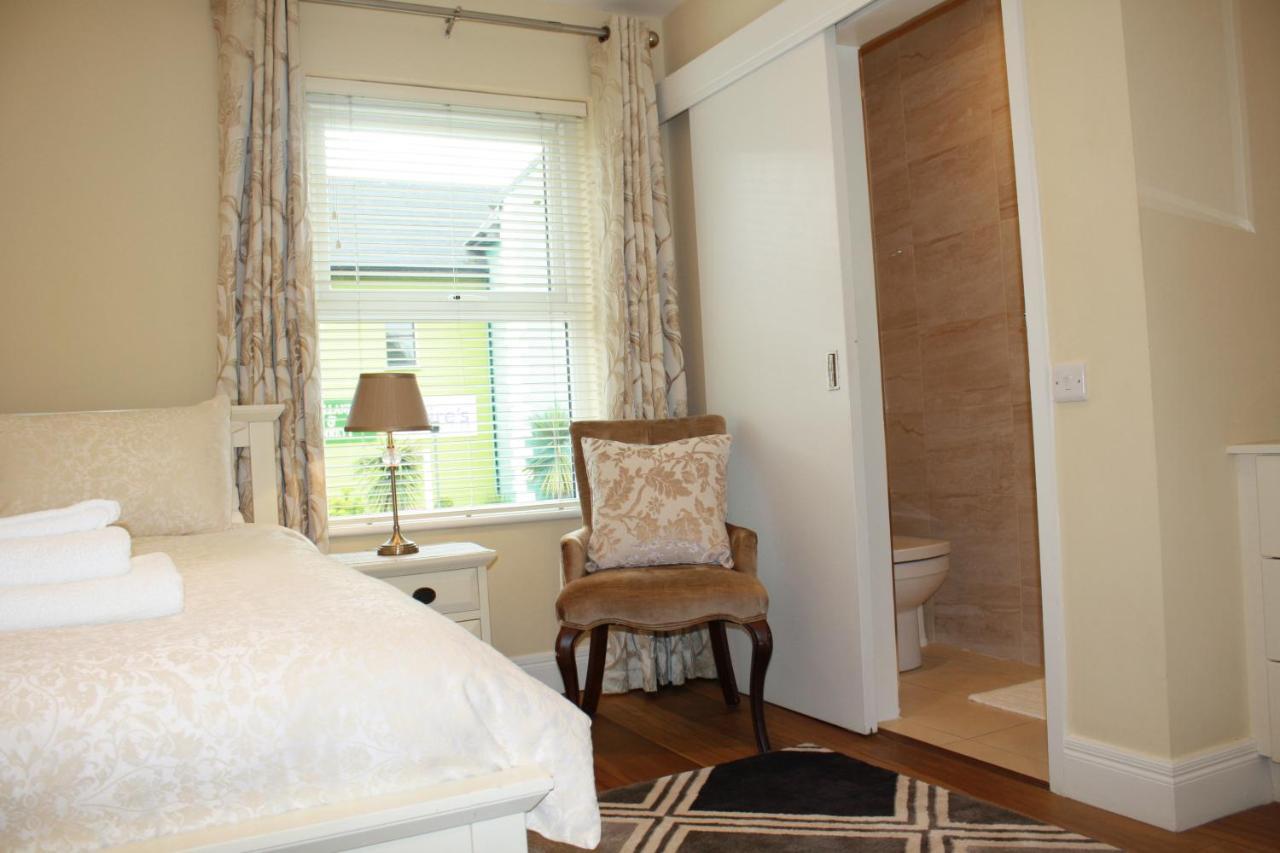 Luxury Townhouse -Free Private Parking- 2 Bedrooms Both En-Suite -Sleeps 5 - Fully Equipped Kitchen, Dining Room- Living Room With Tv Dvd Outside Courtyard With Seating - Fast Wi-Fi- 2-Minute Walk To Town Centre Killarney Eksteriør billede