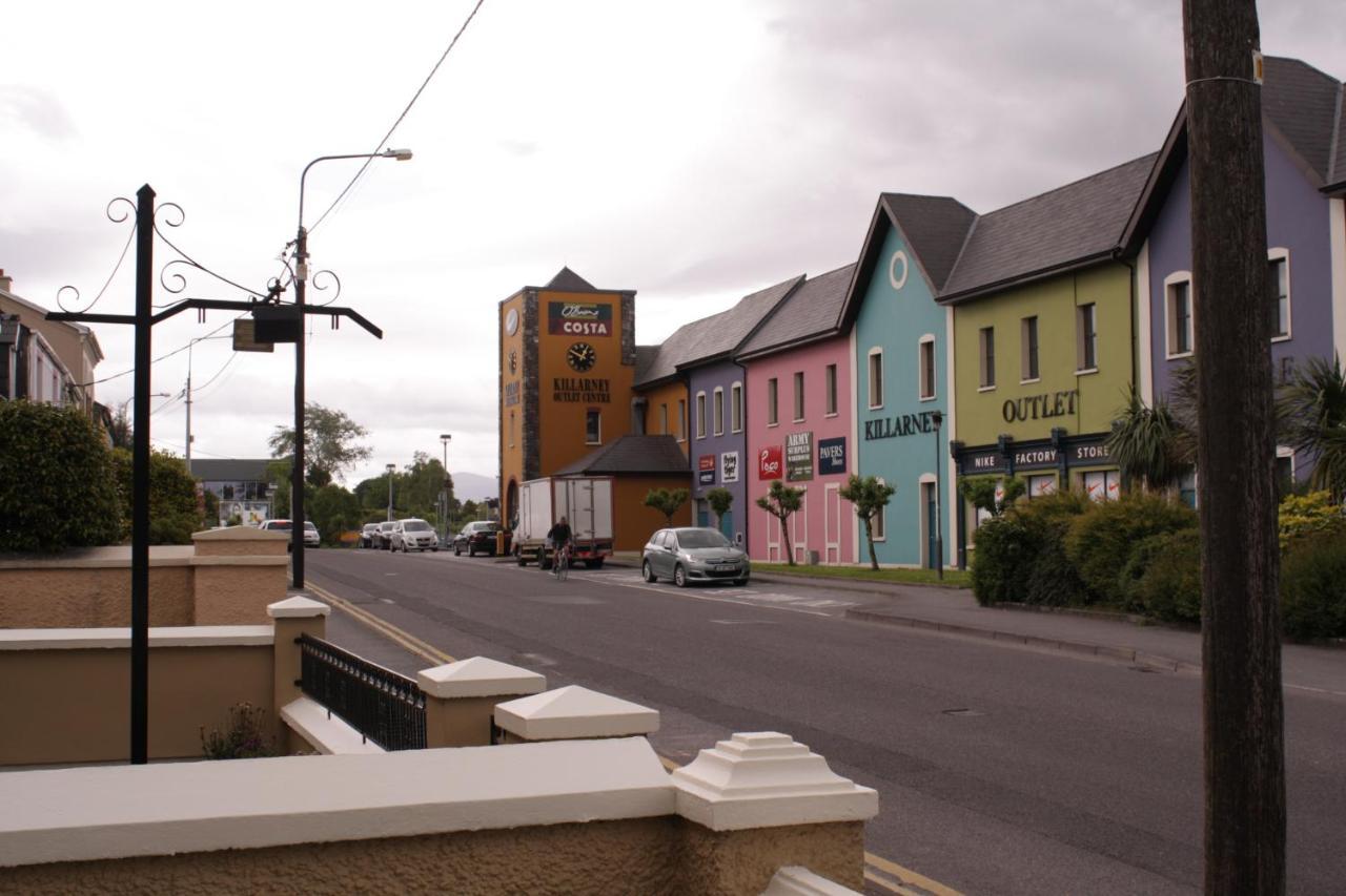 Luxury Townhouse -Free Private Parking- 2 Bedrooms Both En-Suite -Sleeps 5 - Fully Equipped Kitchen, Dining Room- Living Room With Tv Dvd Outside Courtyard With Seating - Fast Wi-Fi- 2-Minute Walk To Town Centre Killarney Eksteriør billede