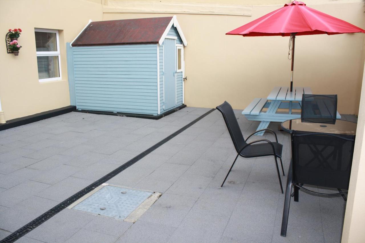 Luxury Townhouse -Free Private Parking- 2 Bedrooms Both En-Suite -Sleeps 5 - Fully Equipped Kitchen, Dining Room- Living Room With Tv Dvd Outside Courtyard With Seating - Fast Wi-Fi- 2-Minute Walk To Town Centre Killarney Eksteriør billede