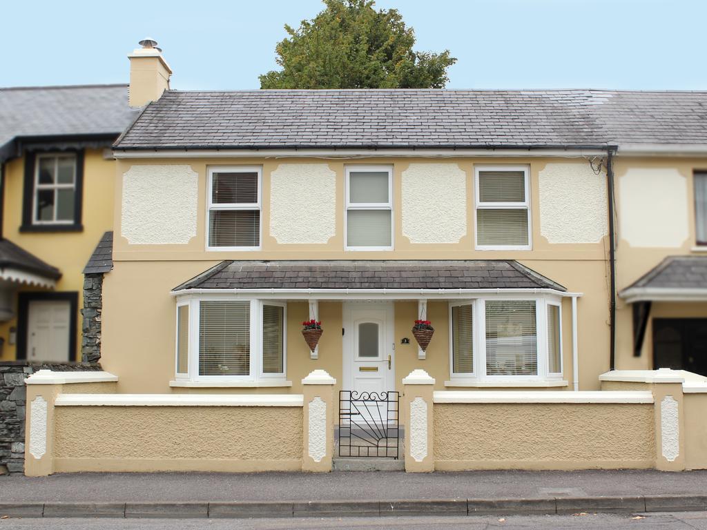 Luxury Townhouse -Free Private Parking- 2 Bedrooms Both En-Suite -Sleeps 5 - Fully Equipped Kitchen, Dining Room- Living Room With Tv Dvd Outside Courtyard With Seating - Fast Wi-Fi- 2-Minute Walk To Town Centre Killarney Eksteriør billede